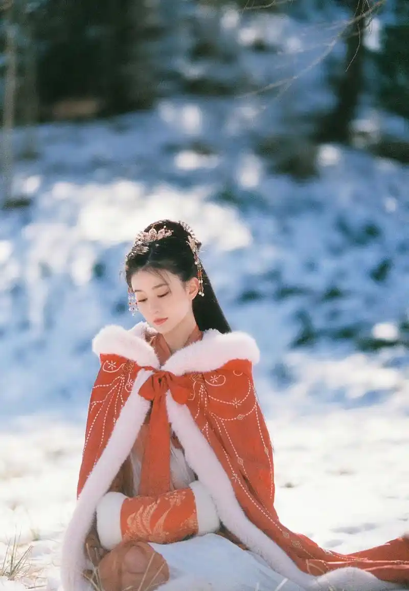 乔欣《嫣语赋》番外大片,一身蓝色古装置身雪中,明媚又清冷