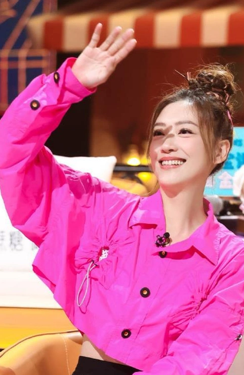 应采儿高调秀恩爱,喊话陈小春,除了自己没人愿意嫁给他