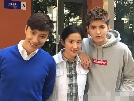 吴亦凡一脸呆萌 晒与刘亦菲乔任梁合影笑嘻嘻(图)