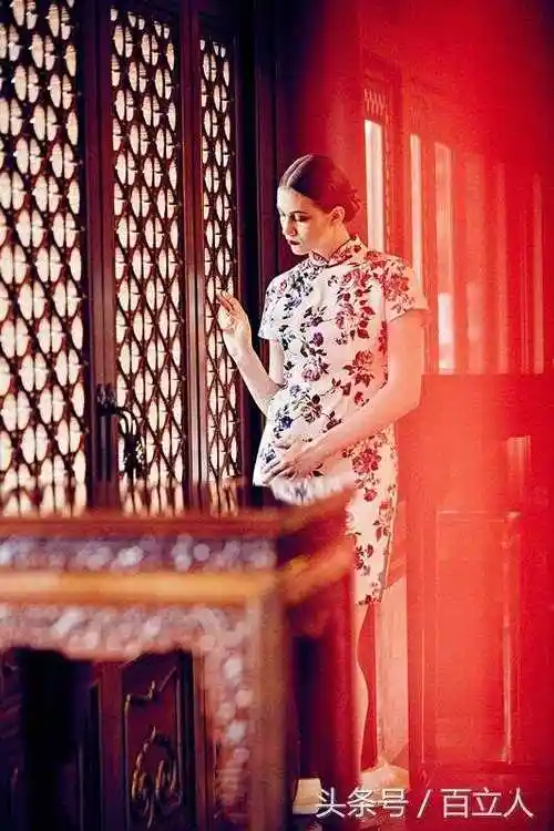 旗袍到底有多美外国姑娘也爱穿一颦一笑透露些许复古腔调