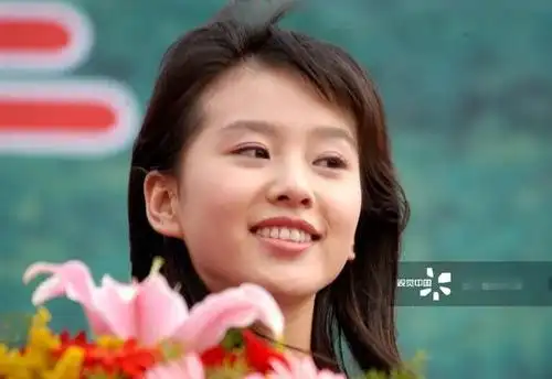 刘诗诗古早罕见图,脸型和头型太完美,和路人合影像加了小头特效