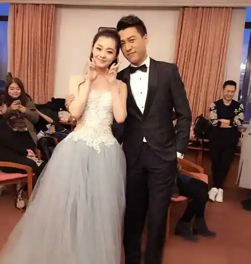 录节目只穿"肚兜",靳东紧张手抱腰太用力_表演_小丽_行为