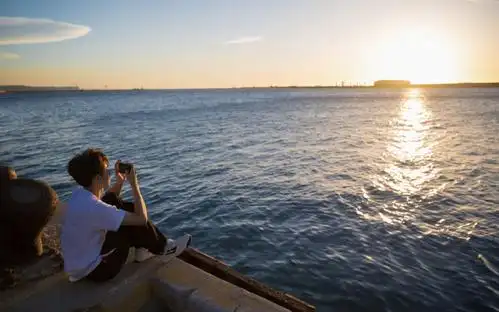 中餐厅:厨系少年王俊凯中分发型,初恋背带裤,满满的艺术气息