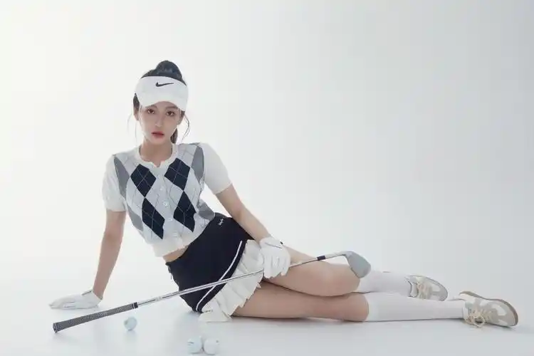 高尔夫美女曹婉瑾短裙美腿4k美女壁纸