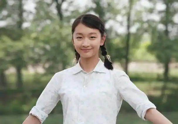 众所周知,演员周冬雨当年出道时的起点可谓相当高,毕竟"谋女郎"的身份