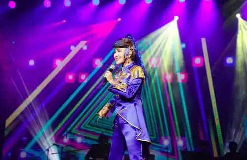 乌兰图雅大连暖心开唱粉丝歌迷塞爆巡演现场