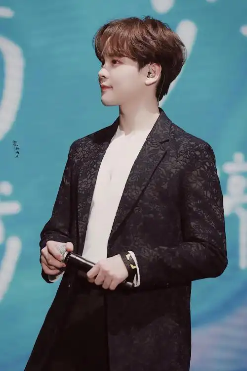 尤长靖近期舞台look合集今晚期待主唱大人开口跪系列的演唱舞台