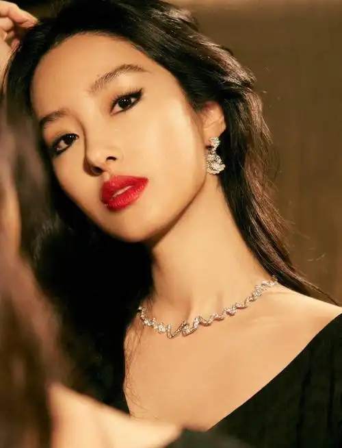 杨采钰黑发红唇好绝##杨采钰猫眼妆