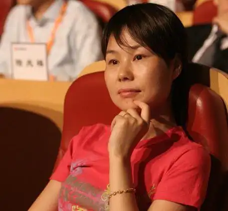 马云的妻子张瑛,浙江嵊州市甘霖镇人,到杭州师范学院读书时结识师兄