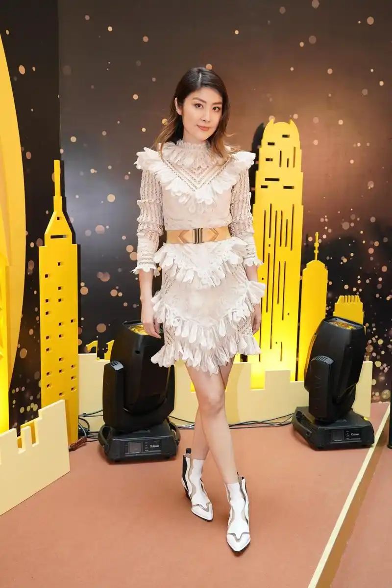 组图:44岁陈慧琳束腰裙秀美腿 长发披肩优雅浅笑_高清图集_新浪网