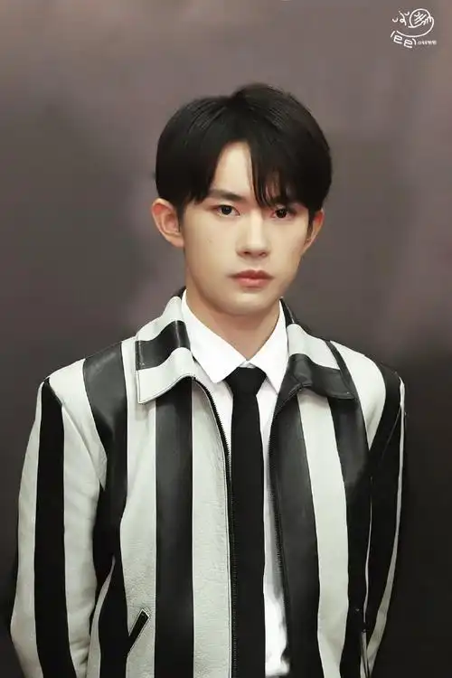 我是大鲨鱼  很凶很凶哦  爱吃小朋友  你这个小朋友@tfboys-易烊千玺