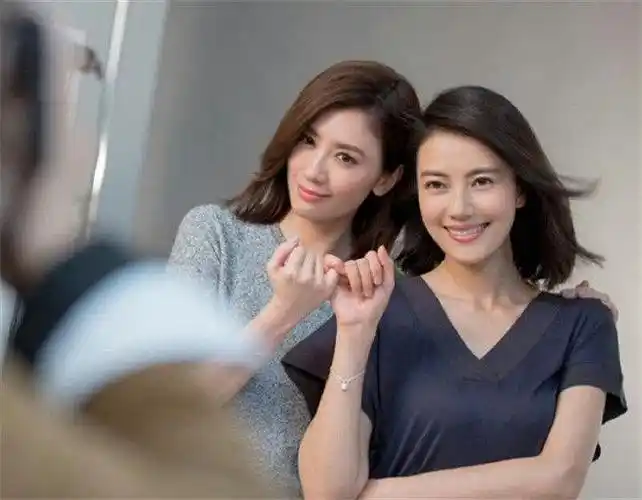 贾静雯晒与高圆圆合照赵敏周芷若同框啦梦回倚天屠龙记