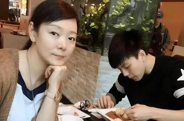 胡明轩喜获新归属,胡妈妈送上祝福