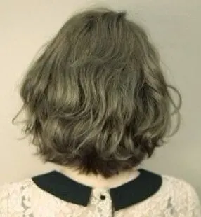 女生闷青亚麻色头发图片