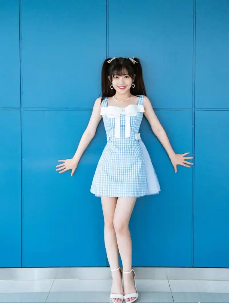 赖美云蓝色方格连衣裙美照,娇小柔弱的身材想不到会这么甜,好可爱呀!