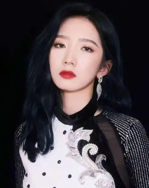 原创红气养人是真的孟美岐近照美到发光小土妹变气质女神