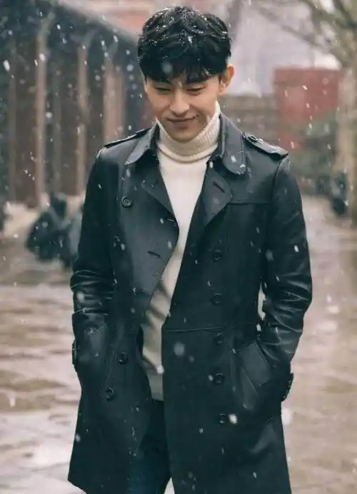 近日北京下起了小雪,好多明星都去拍了雪景照,刚看到邓伦工作室也分享