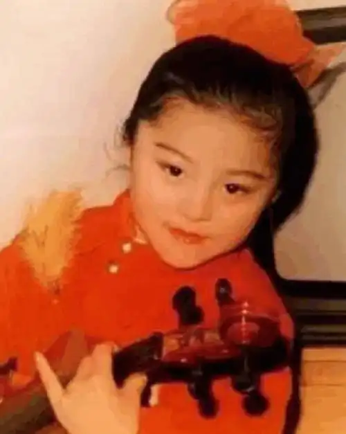 照片中,范冰冰穿上的衣服,异域风格浓厚,整个人也显得很魅!