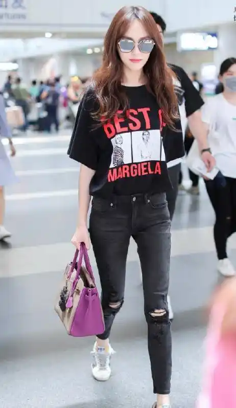 原创唐嫣真是气质女神穿黑色t恤配牛仔紧身裤走机场身材不输超模