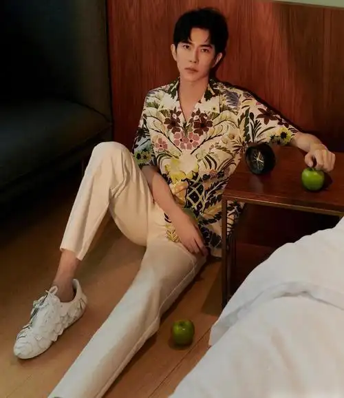 来看于朦胧的生活照装修精致网友唱逆光砸了场子的男人