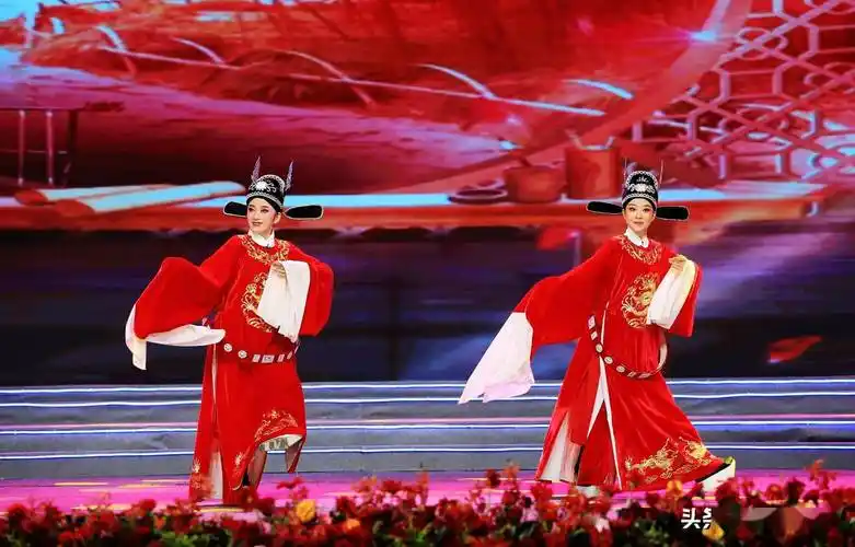 黄梅飘香满宜城城中有戏誉华夏黄梅戏红色经典演唱会