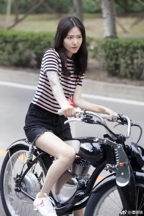 谭维维认真拍照竟然这么好看,她完全被自拍毁了啊!