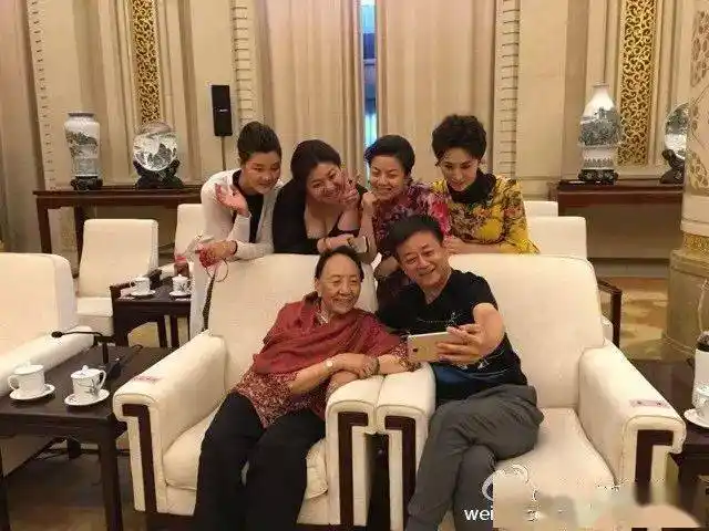 降央卓玛真实艰辛童年曝光如今老公帅气儿子可爱太幸福了