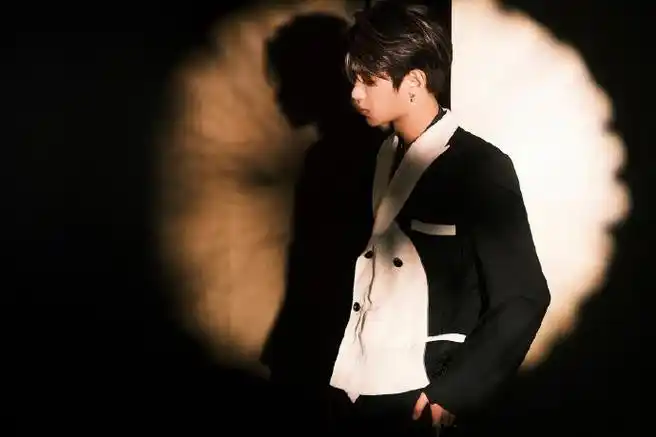 黄明昊黑白剪裁西装