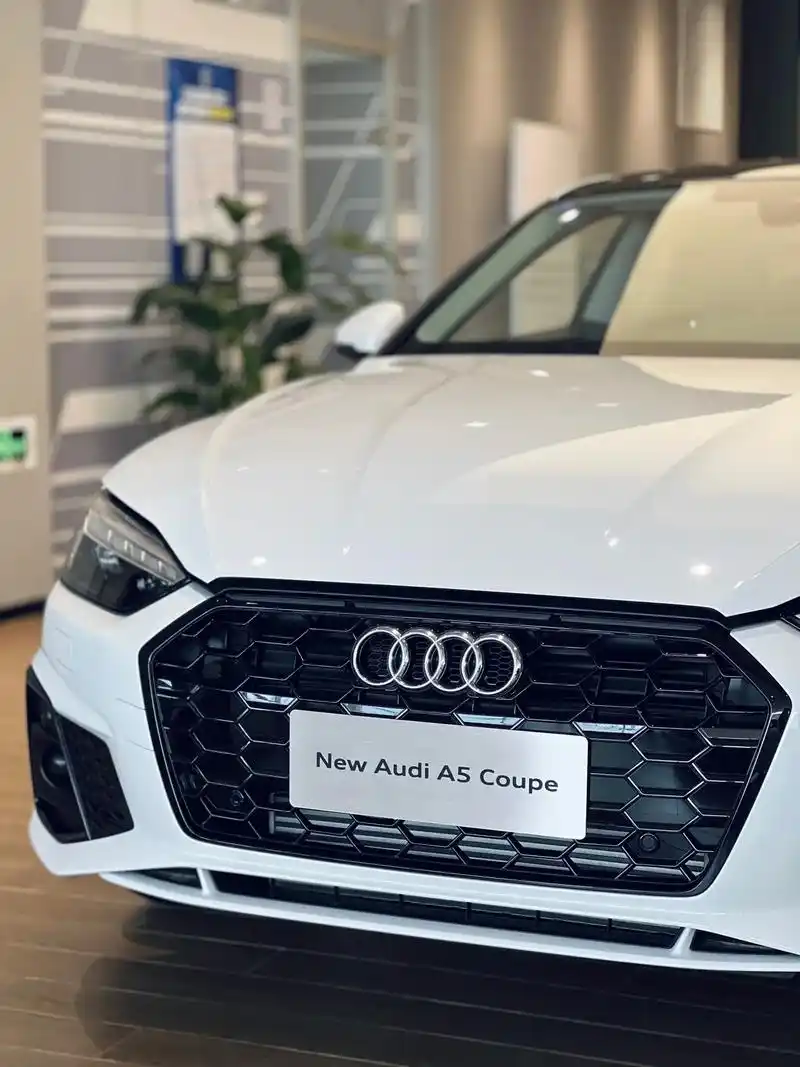 奥迪a5 coupe 两门版 屋典白色 2.0t - 抖音