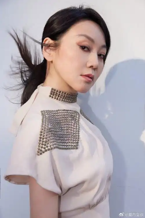 #闫妮素色高定礼服#