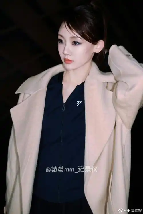 浪姐二公路透##苗苗浪姐二公蓝色烟熏妆