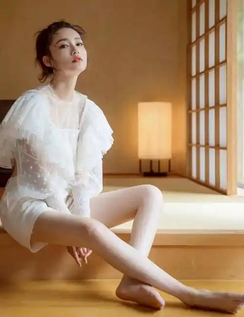 李沁一袭白色透视短裙,坐在地上露出大美腿,更是美若天仙!