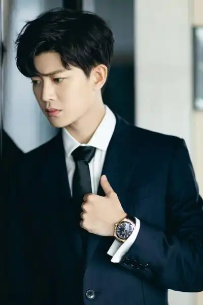 7月11日,任嘉伦出席线下品牌活动,随后一组写真大片曝光.