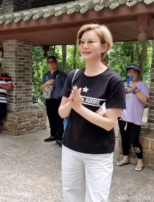 骆达华22岁女儿靓到认不出!