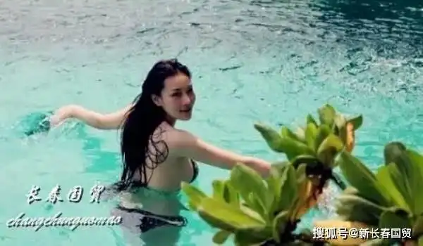 张馨予豹纹比基尼旧照曝光 泳池戏水大秀好身材