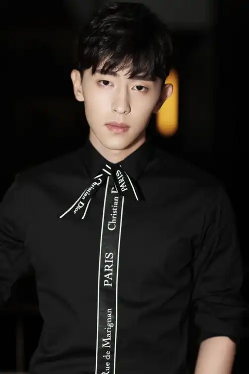 28岁邓伦位居福布斯名人榜34位没有偶像包袱再度回乡当伴郎