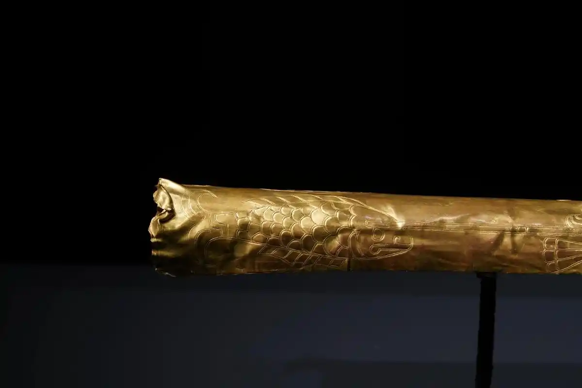 三星堆文物|金杖(纹饰全图细节) 三星堆金杖是1986年于四川省广汉市