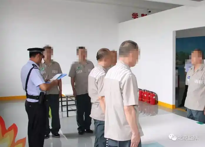 收押入监服刑人员的四监区的副监区长周君伟说:"服刑人员完成入监教育