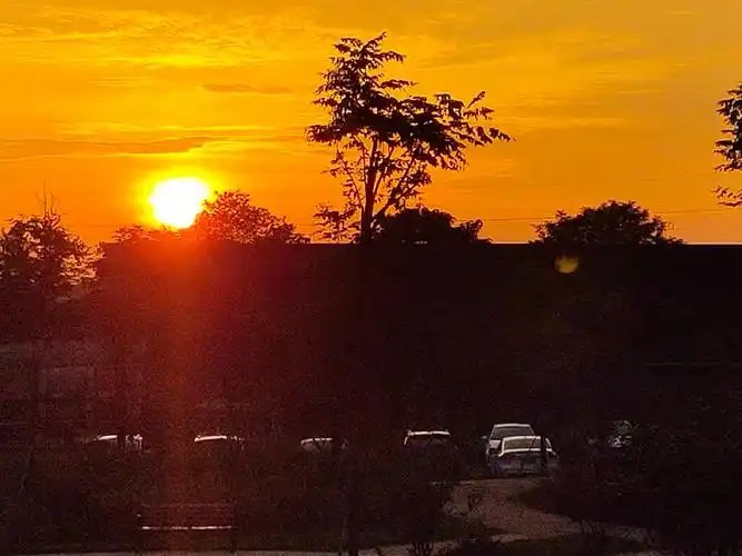 傍晚7时在隔壁小区用手机拍摄的夕阳