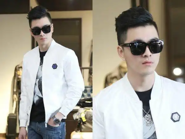 发型也很酷,大背头高高的竖起,经过离子烫的设计变得蓬松顺直显得这