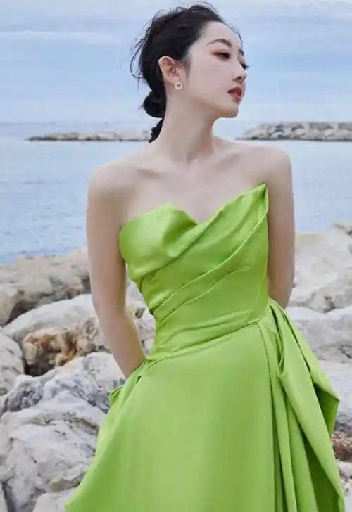 周冬雨骨骼纤细,个子小,在女明星争奇斗艳的红毯上似乎从未受到过好评