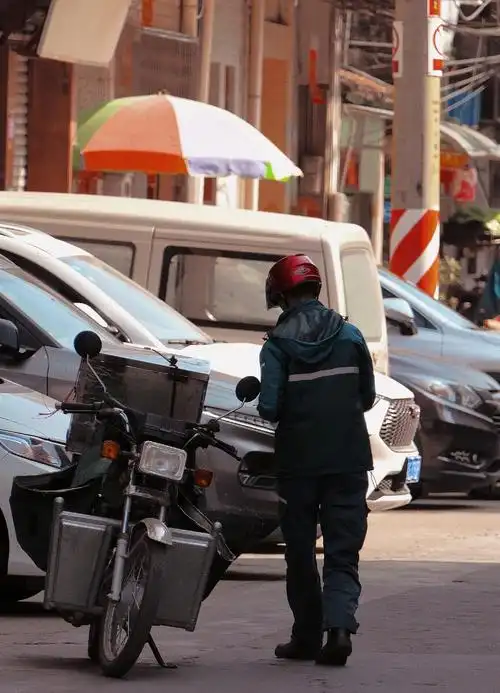 走在老街人来人往看不清路人脸上残留的是笑容还是悲伤但每个专经过的