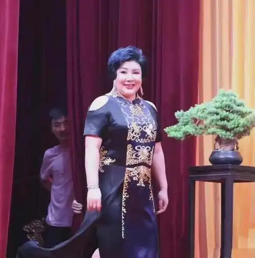 郭德纲妻子黄惠时隔20年登台身穿旗袍气场强大体型神似丈夫