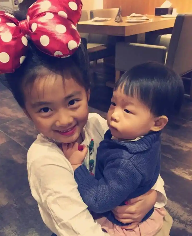 黄磊首次晒出三胎儿子照片,一家人的互动让粉丝羡慕不已