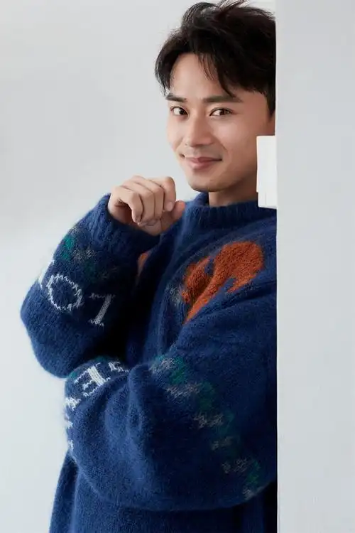 曹骏曝活力写真 清澈眼神演绎秋日时尚