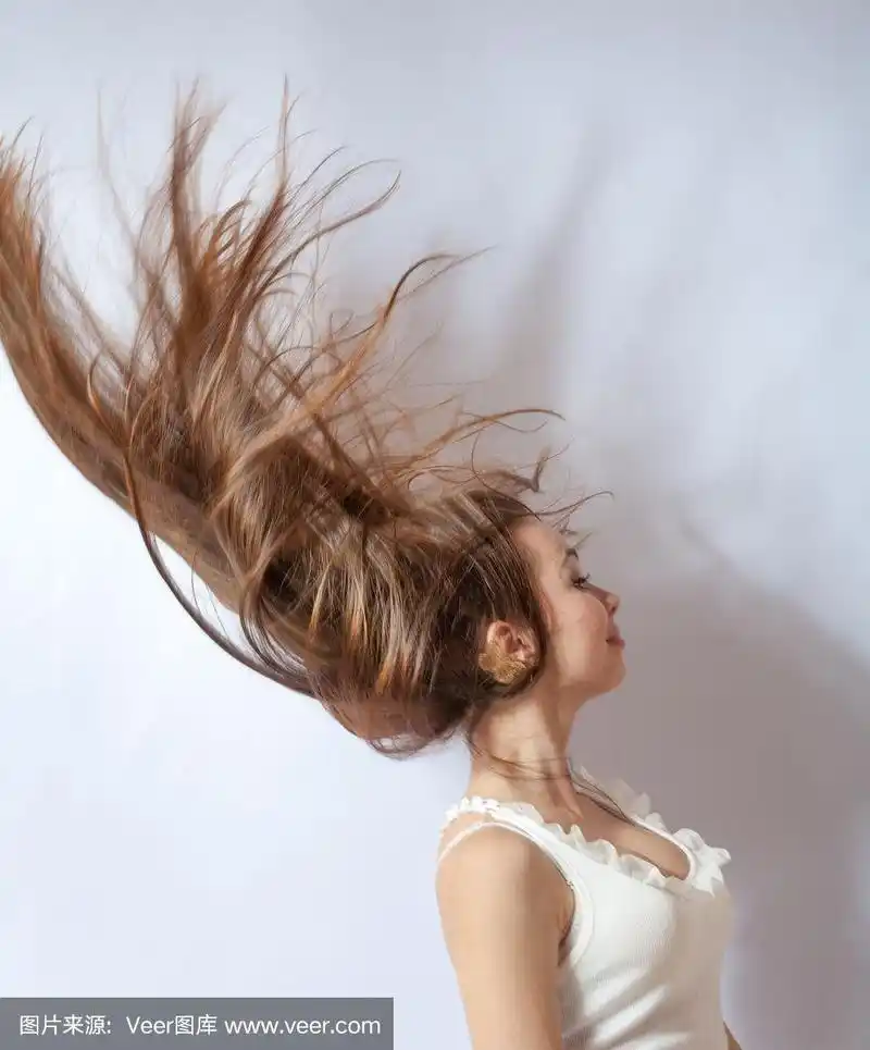 长着飘逸头发的漂亮女孩