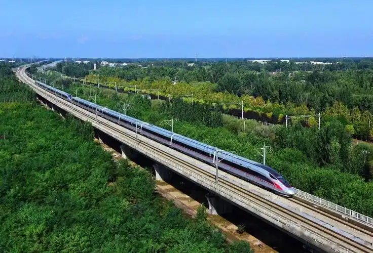 而今,中国中车研制的高铁已成为中国在世界舞台上的闪亮名片.