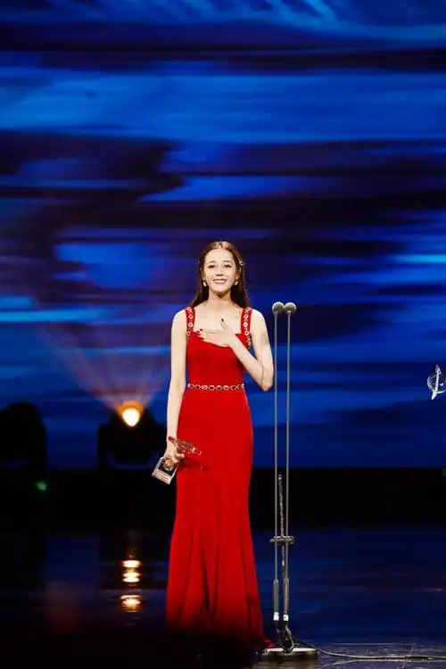 第十届金鹰节,杨幂带着旗下艺人走红毯,同样成为了话题热门▼当时的