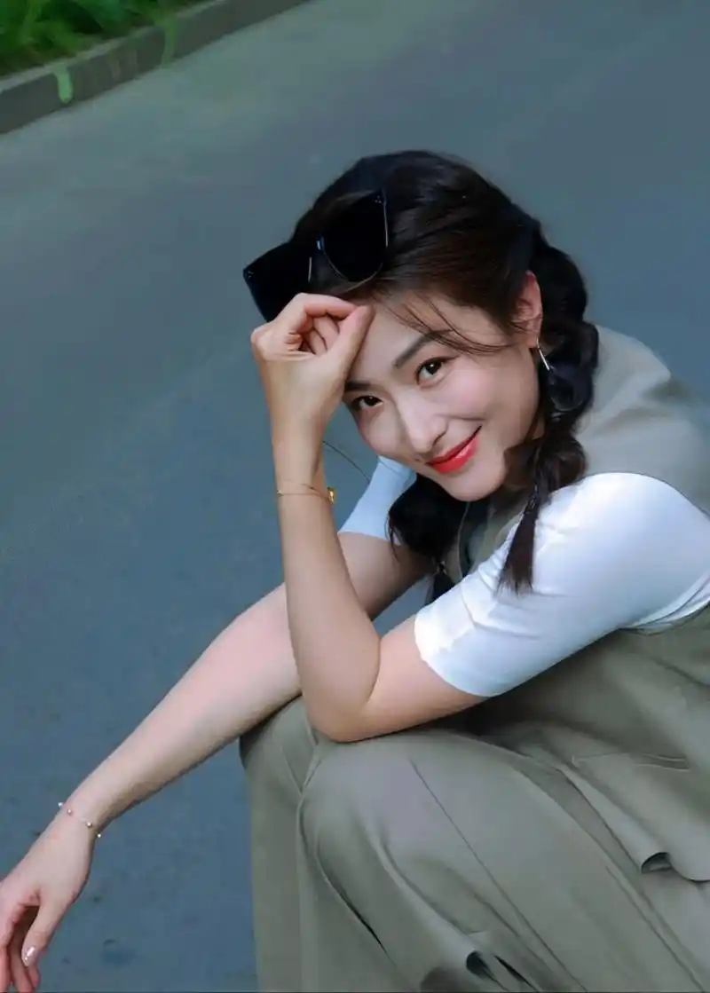 徐百卉校园照片,扎尔麻花辫,甜蜜和减龄山.