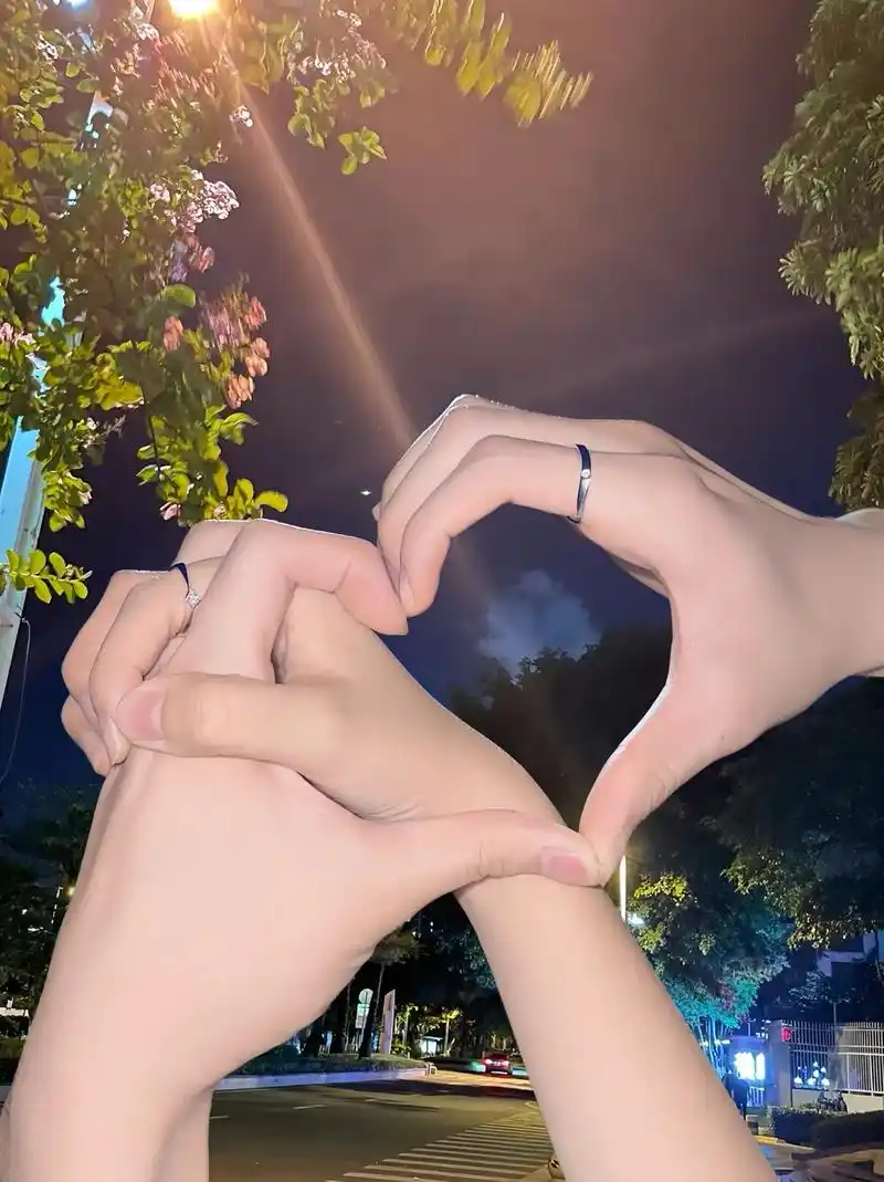 梨花哪有男朋友香#创作灵感 #情侣拍照手势 #花式比心 #爱 - 抖音